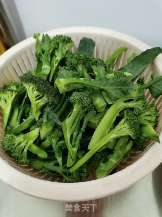 腊肠炒西兰花的做法步骤：1