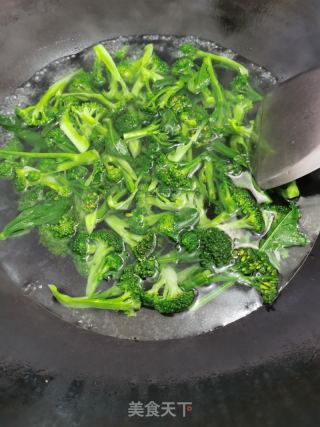 腊肠炒西兰花的做法步骤：5