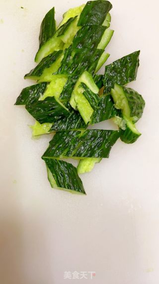 黄瓜拌皮蛋的做法步骤：2