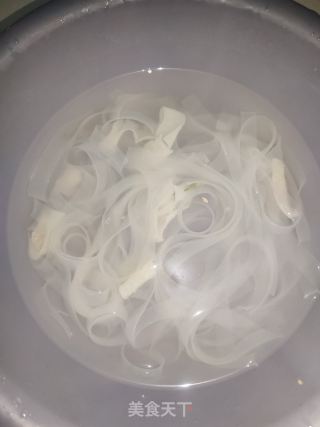 老干妈红油拌凉皮的做法步骤：2