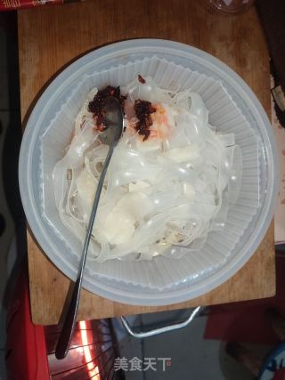 老干妈红油拌凉皮的做法步骤：3