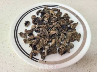 木耳炒莴笋的做法步骤：1