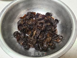 木耳炒莴笋的做法步骤：2