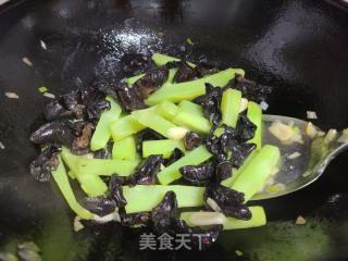 木耳炒莴笋的做法步骤：6
