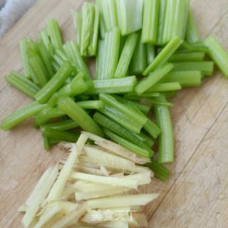 芹菜炒蚕蛹的做法步骤：1