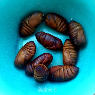 芹菜炒蚕蛹的做法步骤：2