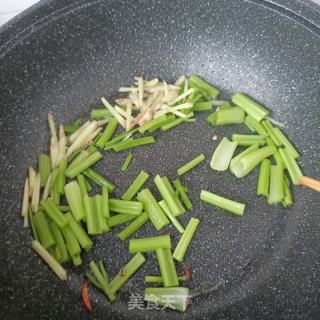 芹菜炒蚕蛹的做法步骤：3