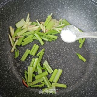芹菜炒蚕蛹的做法步骤：4