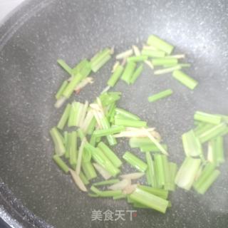 芹菜炒蚕蛹的做法步骤：5