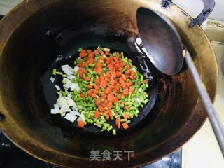酱油炒饭的做法步骤：2