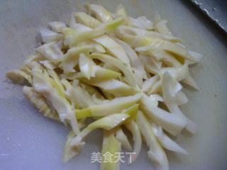 笋尖炒黄豆芽的做法步骤：2