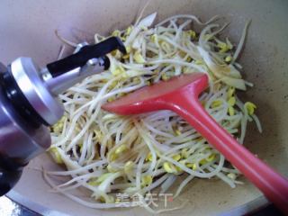 笋尖炒黄豆芽的做法步骤：4