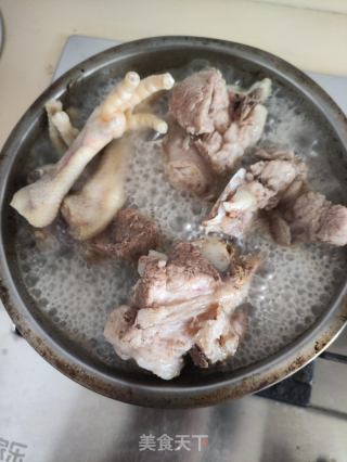 杂菌胡萝卜焖大骨的做法步骤：1