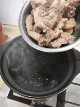 杂菌胡萝卜焖大骨的做法步骤：6