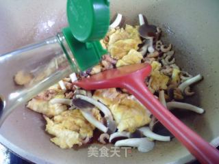 开洋秀珍菇炒鸡蛋的做法步骤：7