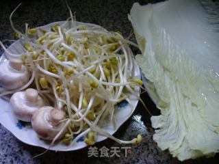 蘑菇大白菜炒黄豆芽的做法步骤：1