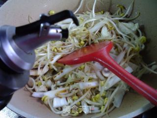 蘑菇大白菜炒黄豆芽的做法步骤：5