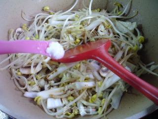 蘑菇大白菜炒黄豆芽的做法步骤：6