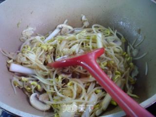 蘑菇大白菜炒黄豆芽的做法步骤：7
