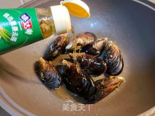 不加一滴水，鲜嫩好吃的蘸汁贻贝的做法步骤：3