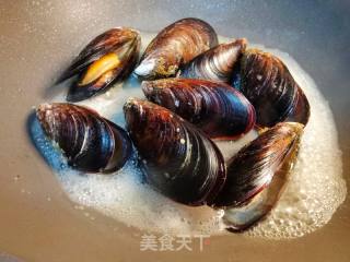 不加一滴水，鲜嫩好吃的蘸汁贻贝的做法步骤：4