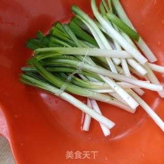 火腿肠乌鸡蛋炒韭菜的做法步骤：2