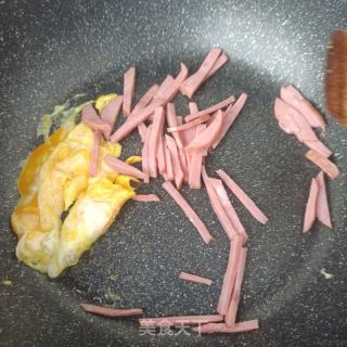 火腿肠乌鸡蛋炒韭菜的做法步骤：7