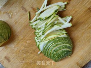 鸡蛋炒嫩南瓜的做法步骤：1