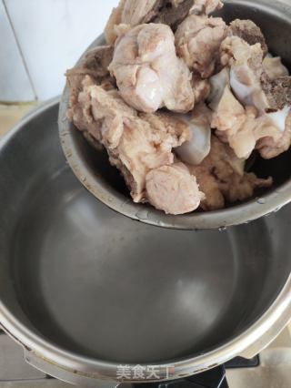 粉葛胡萝卜大骨汤的做法步骤：5