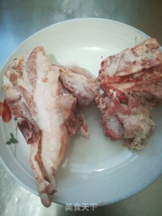 清炖当归生姜羊肉汤的做法步骤：1