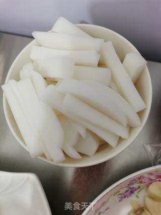 酸菜猪肉炒粉利（年糕）的做法步骤：2