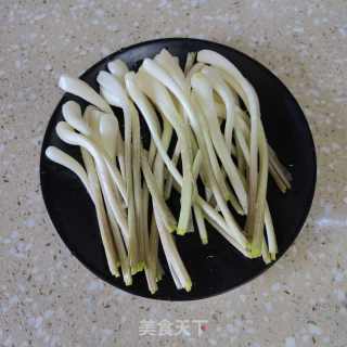 腊肉炒藠头的做法步骤：1