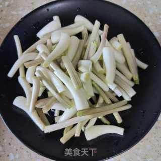 腊肉炒藠头的做法步骤：2