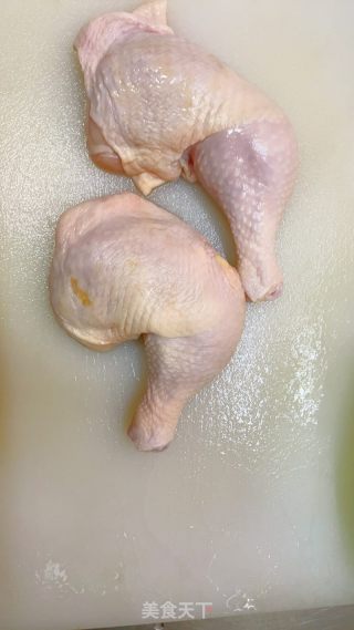 麻辣手撕鸡的做法步骤：1