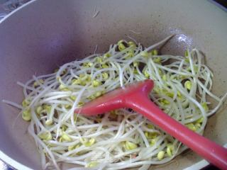 番茄炒黄豆芽的做法步骤：3