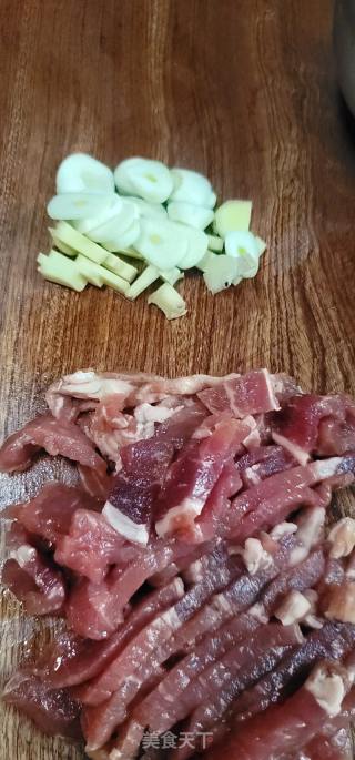 香菜炒牛肉的做法步骤：2