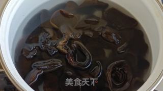 老干妈木耳的做法步骤：2