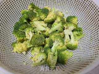 蚝油西蓝花的做法步骤：1