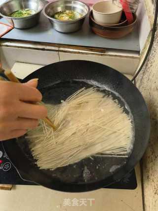 销魂鸡蛋瘦肉汤面的做法步骤：8