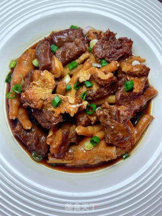 牛腩鸡脚煲的做法