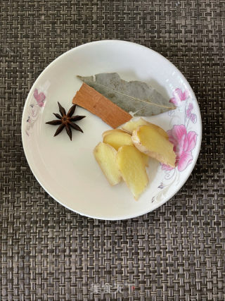 牛腩鸡脚煲的做法步骤：1
