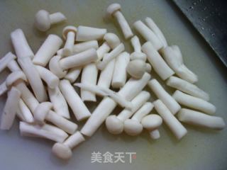 双菇炒番茄的做法步骤：2