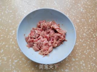胡萝卜荸荠炒肉片的做法步骤：1