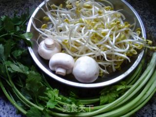 芹菜蘑菇炒黄豆芽的做法步骤：1
