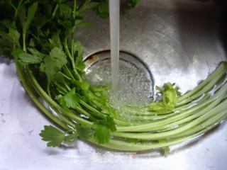 芹菜蘑菇炒黄豆芽的做法步骤：2