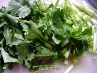 芹菜蘑菇炒黄豆芽的做法步骤：3