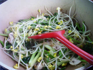 芹菜蘑菇炒黄豆芽的做法步骤：5