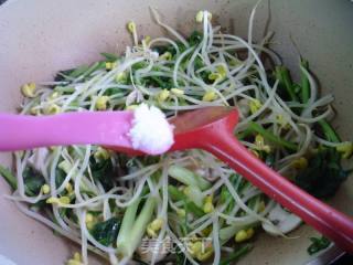 芹菜蘑菇炒黄豆芽的做法步骤：6