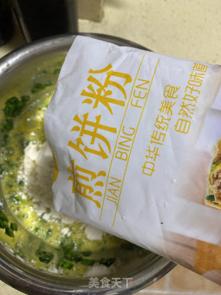 韭菜鸭蛋饼的做法步骤：2