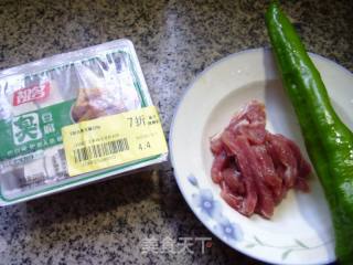 瘦肉丝青椒炒臭豆腐的做法步骤：1